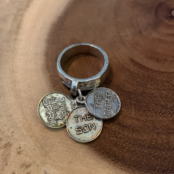 Sterling Silver Trinity Ring.  Says God on 1 side..Father, Son, HolySpirit other - Picture 5 of 5